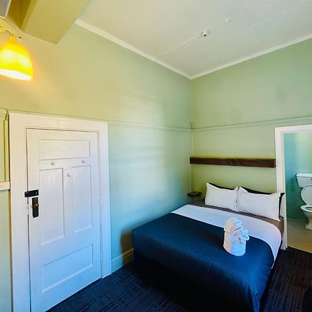 Crashpalace Backpackers เนเปียร์ ภายนอก รูปภาพ