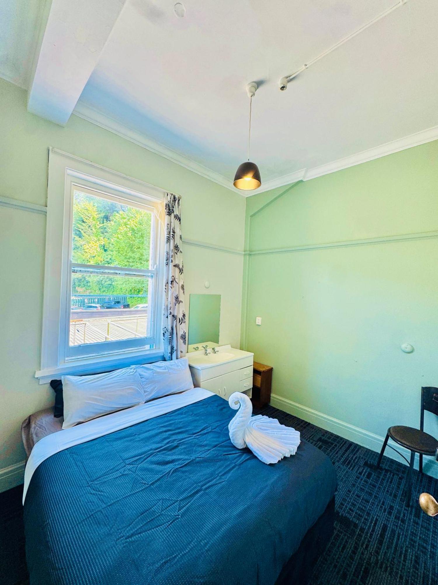 Crashpalace Backpackers เนเปียร์ ภายนอก รูปภาพ