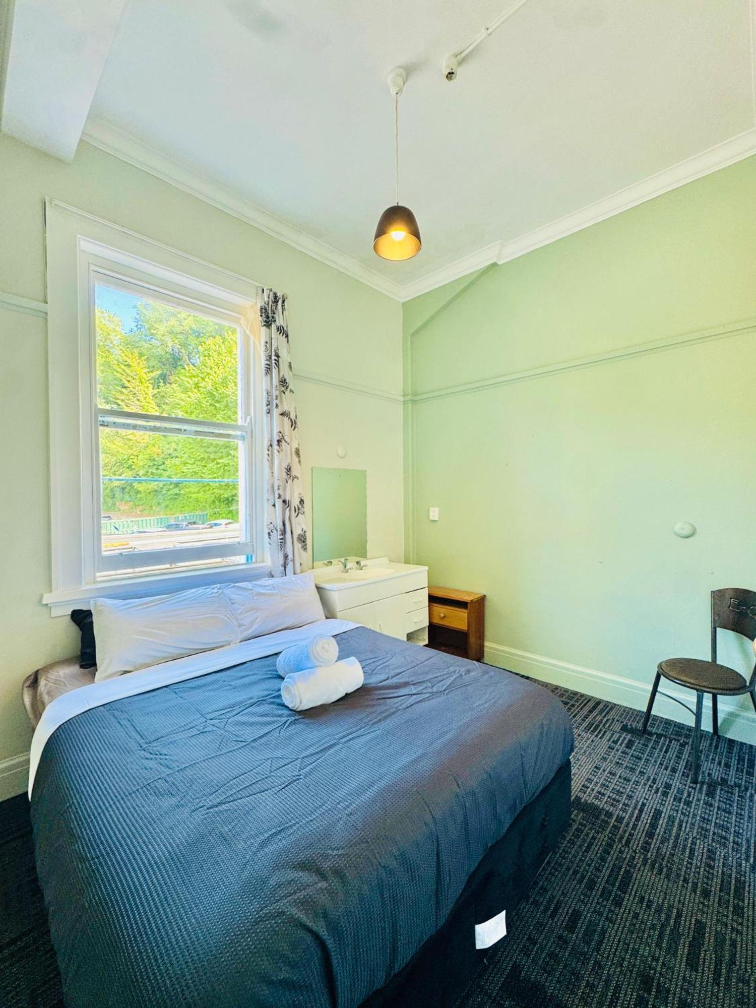 Crashpalace Backpackers เนเปียร์ ภายนอก รูปภาพ