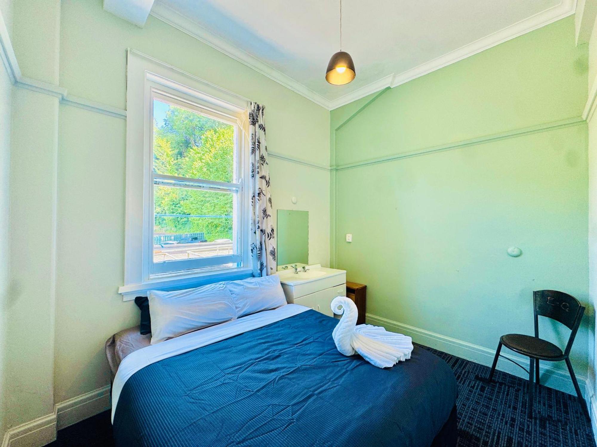 Crashpalace Backpackers เนเปียร์ ภายนอก รูปภาพ