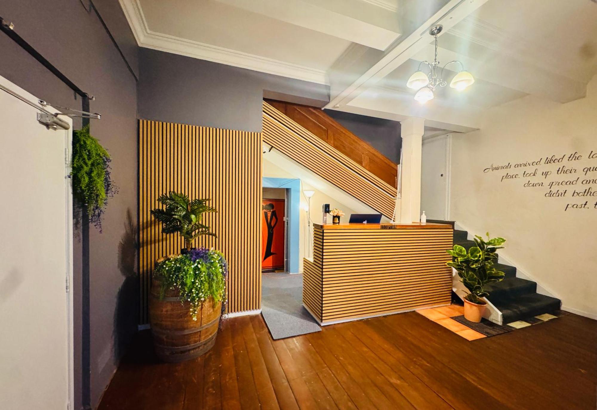 Crashpalace Backpackers เนเปียร์ ภายนอก รูปภาพ
