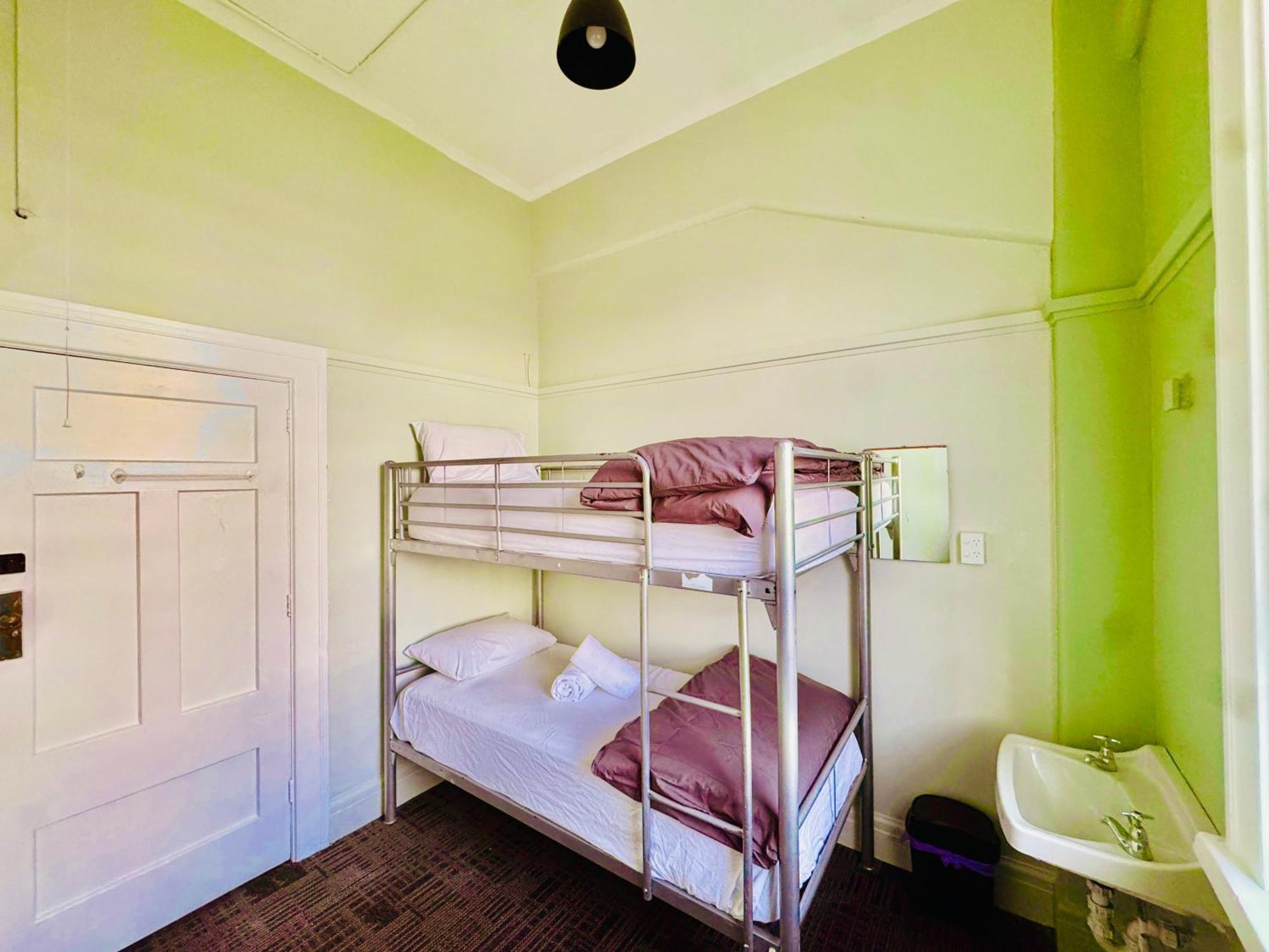 Crashpalace Backpackers เนเปียร์ ภายนอก รูปภาพ