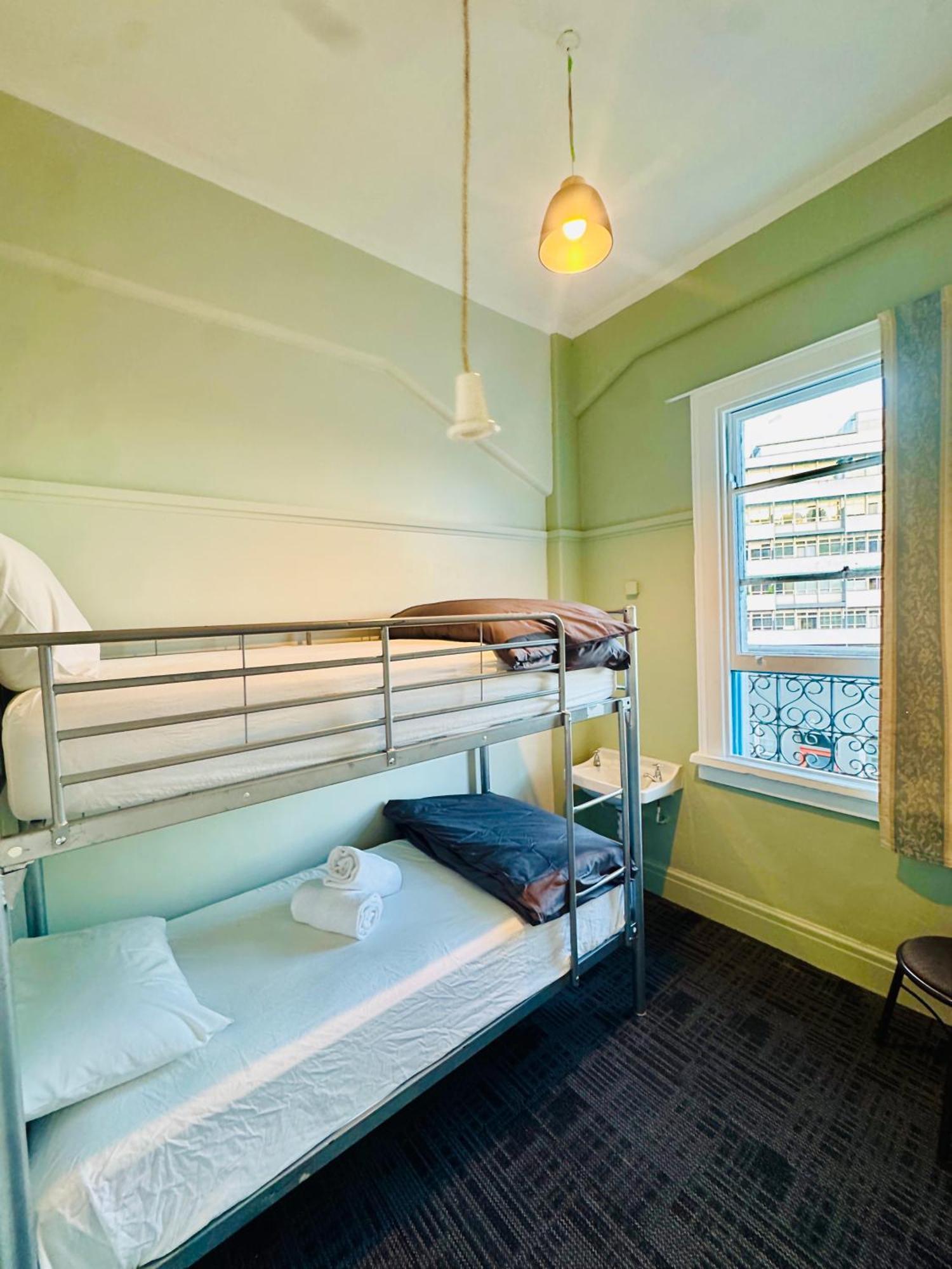 Crashpalace Backpackers เนเปียร์ ภายนอก รูปภาพ