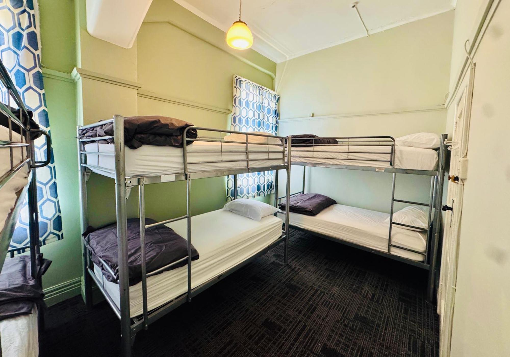 Crashpalace Backpackers เนเปียร์ ภายนอก รูปภาพ